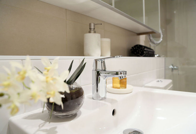 Alex Perry | Fortitude Valley | Queensland | Australia 4