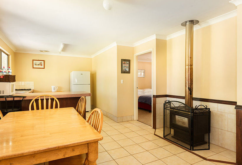 Hotel Dunsborough Rail Carriages & Farm Cottages | Quindalup | Western Australia | Australia 11