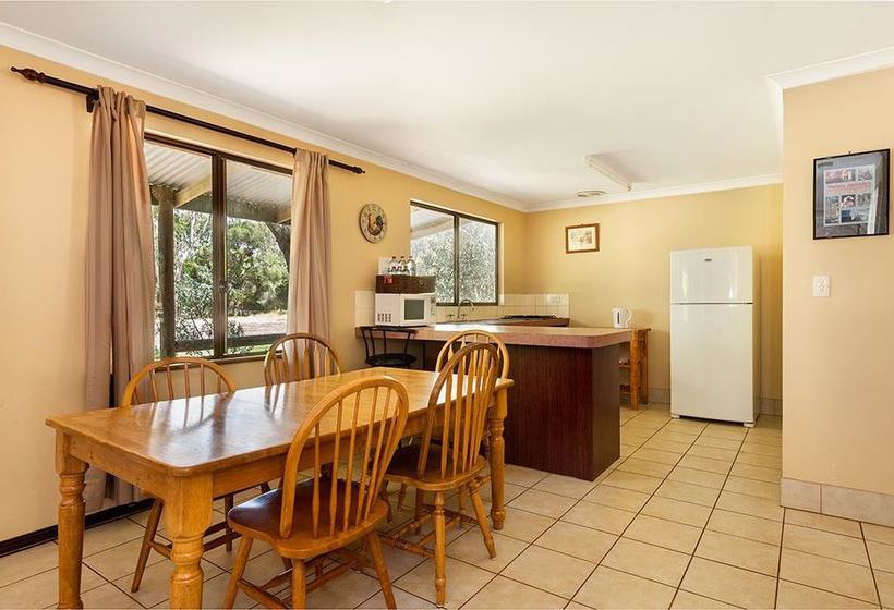 Hotel Dunsborough Rail Carriages & Farm Cottages | Quindalup | Western Australia | Australia 12