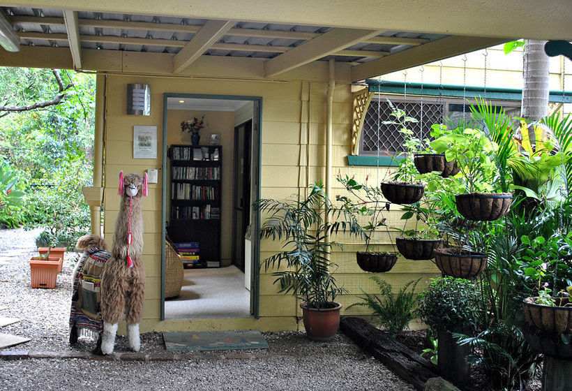 Hotel Dayboro Cottages & Llama Walks | King Scrub | Queensland | Australia 4