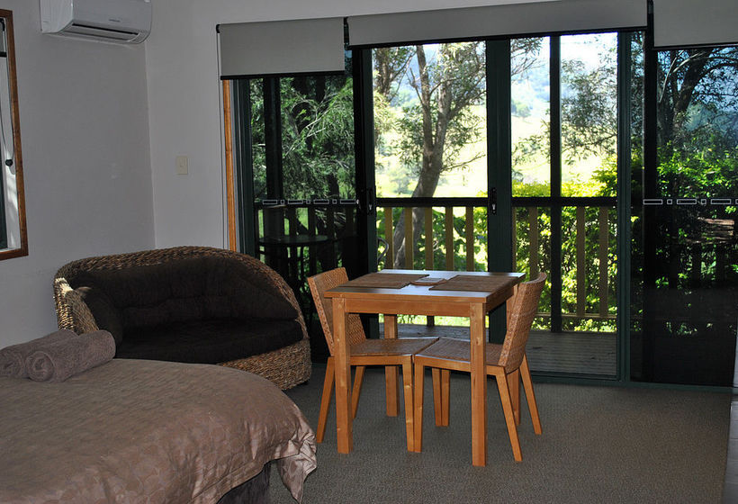 Hotel Dayboro Cottages & Llama Walks | King Scrub | Queensland | Australia 9