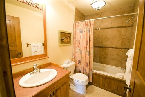 Hotel Le Plateau | Mont Tremblant | Quebec | Canada 12