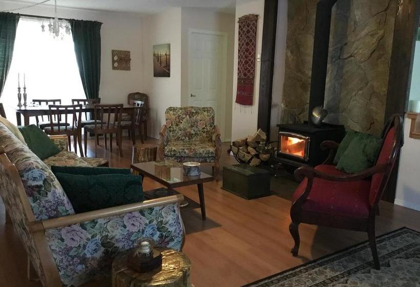 Hotel Rose Cottage Bed & Breakfast | Valemount | British Columbia | Canada 11