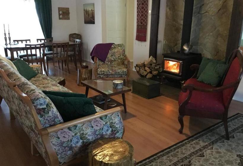 Hotel Rose Cottage Bed & Breakfast | Valemount | British Columbia | Canada 12