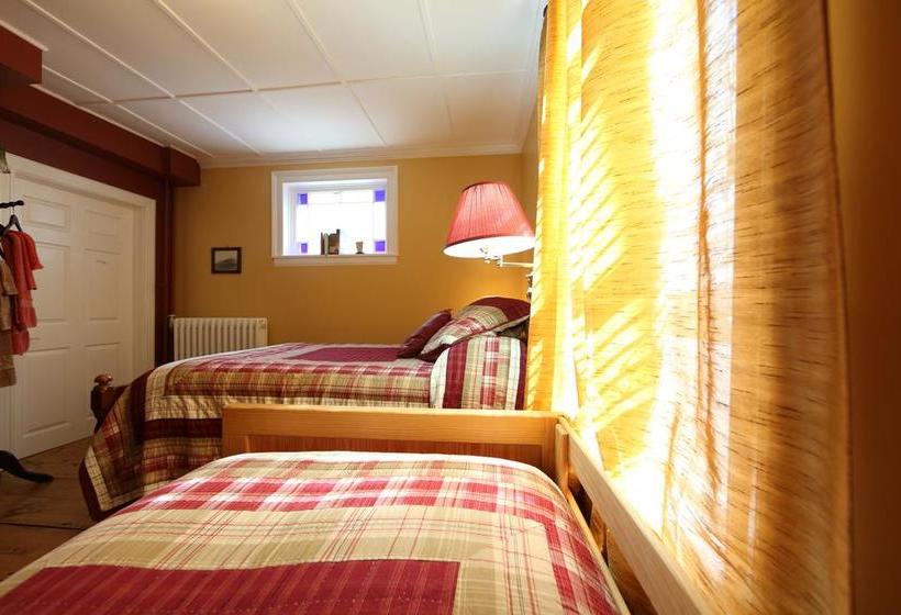 Hotel Aloha Tourist Home | Charlottetown | Prince Edward Island | Canada 2