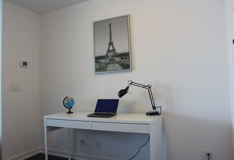 Diamond Vacation Homes - York Street | Toronto | Ontario | Canada 9