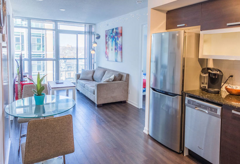 Queen West Vibes | Toronto | Ontario | Canada 9