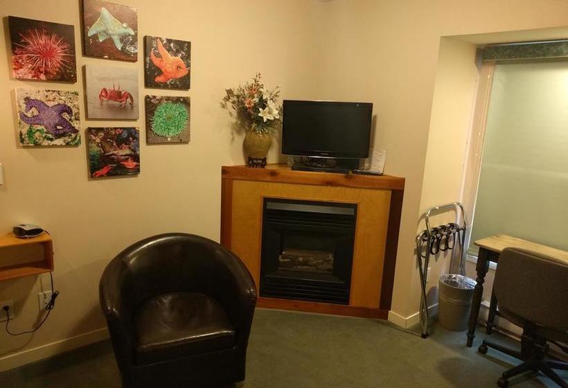 Hotel Cedar Wood Lodge Bed & Breakfast Inn | Port Alberni | British Columbia | Canada 16