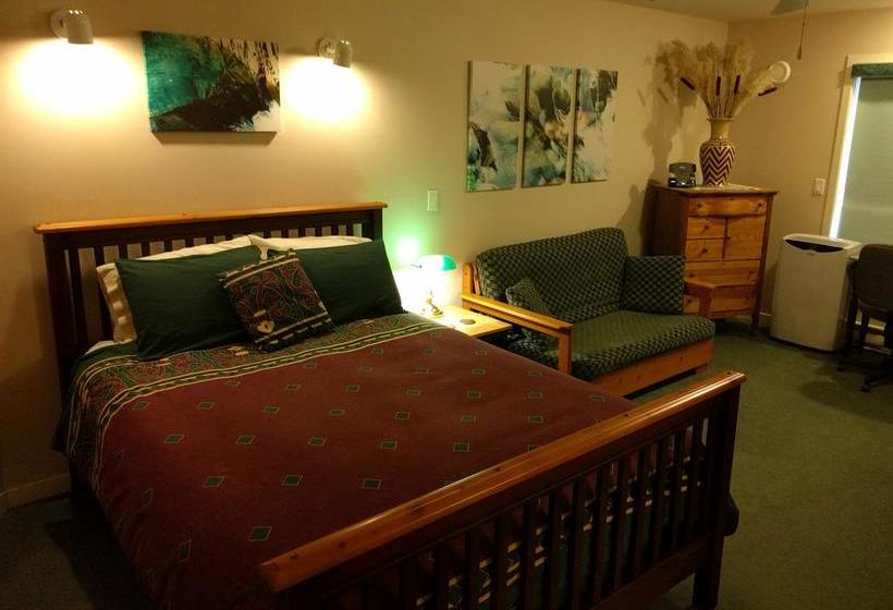 Hotel Cedar Wood Lodge Bed & Breakfast Inn | Port Alberni | British Columbia | Canada 5