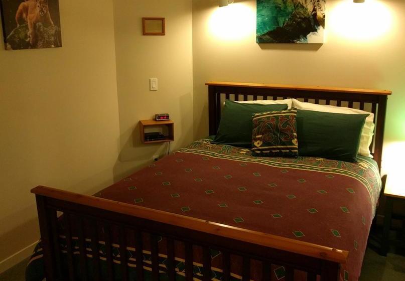 Hotel Cedar Wood Lodge Bed & Breakfast Inn | Port Alberni | British Columbia | Canada 7