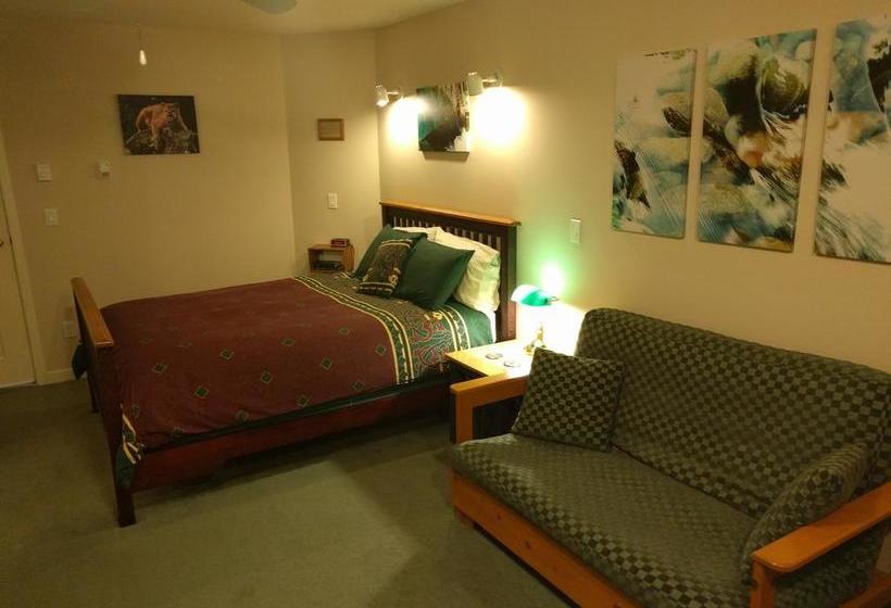 Hotel Cedar Wood Lodge Bed & Breakfast Inn | Port Alberni | British Columbia | Canada 9