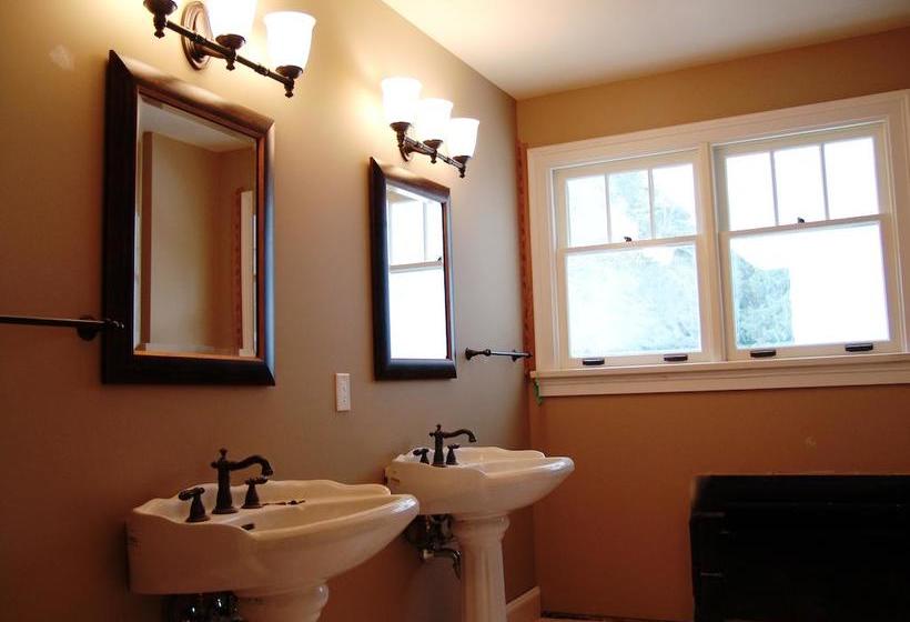 Crown Mansion Boutique Hotel & Villas | Parksville | British Columbia | Canada 2