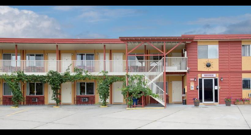 The Maple Leaf Motel Inn Towne | Penticton | British Columbia | Canada 2