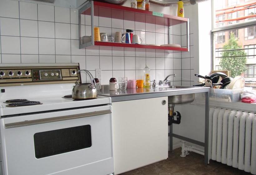 Hotel C&n Backpackers Hostel - Vancouver | Vancouver | British Columbia | Canada 1