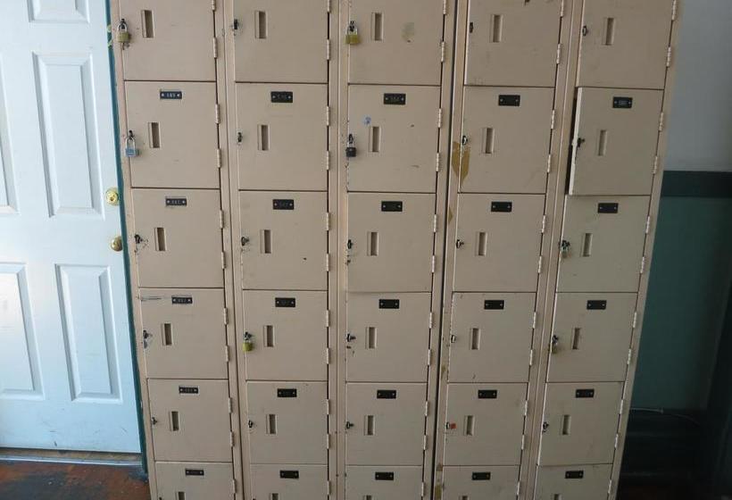 Hotel C&n Backpackers Hostel - Vancouver | Vancouver | British Columbia | Canada 5