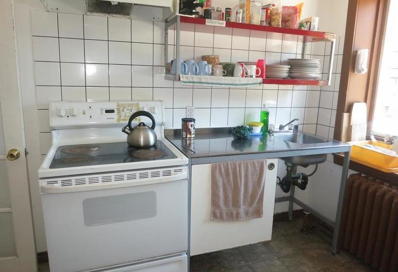 Hotel C&n Backpackers Hostel - Vancouver | Vancouver | British Columbia | Canada 9