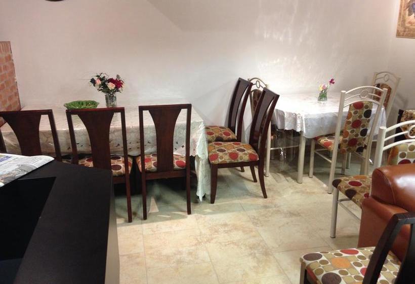 Hotel Smile Back Bed And Breakfast | Toronto | Ontario | Canada 10