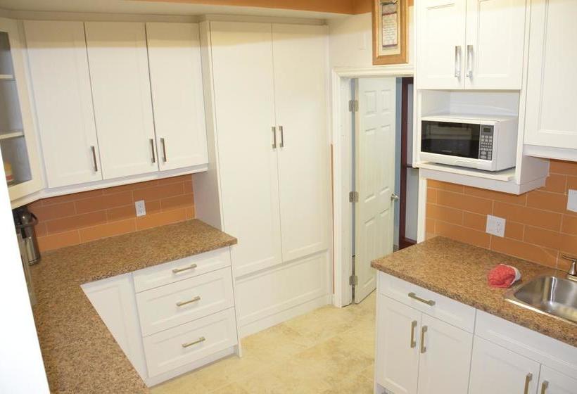 Hotel Smile Back Bed And Breakfast | Toronto | Ontario | Canada 11