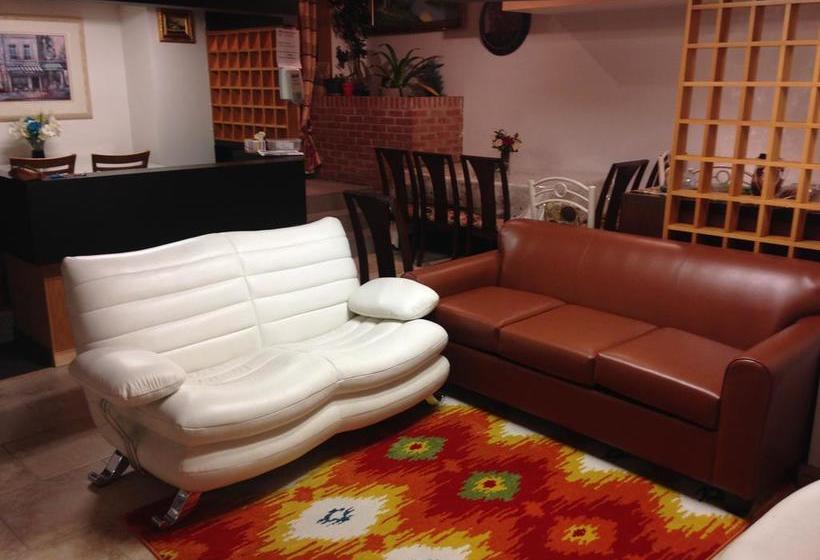 Hotel Smile Back Bed And Breakfast | Toronto | Ontario | Canada 14