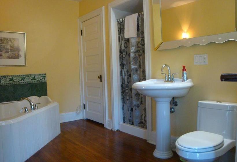 Hotel A Moment In Time | Niagara Falls | Ontario | Canada 9