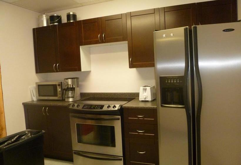 Hotel Vernon Hostel | Kelowna | British Columbia | Canada 19