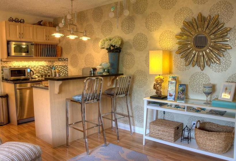 Hotel Seasons Above The Bay Guest Suites And B&b | Duncan | British Columbia | Canada 1