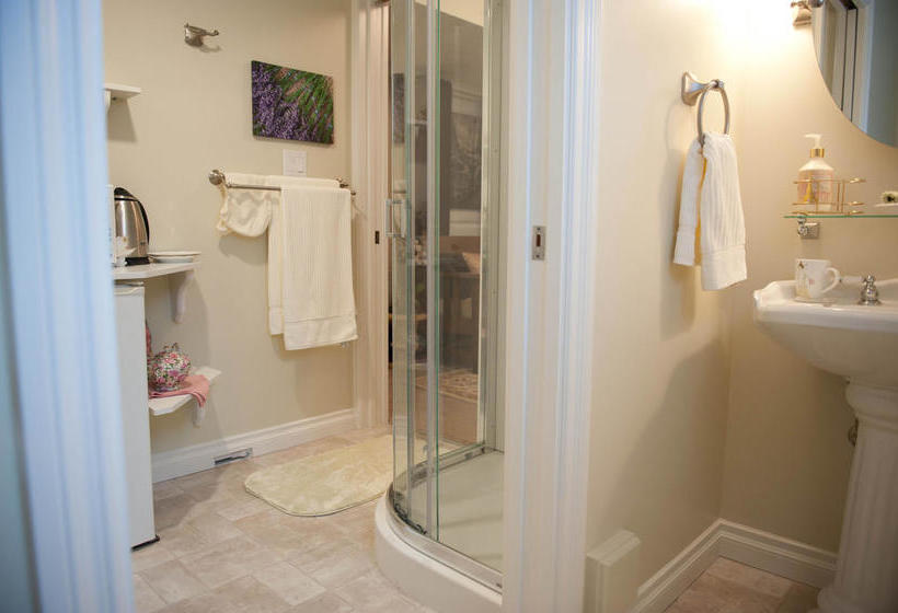 Hotel Seasons Above The Bay Guest Suites And B&b | Duncan | British Columbia | Canada 13