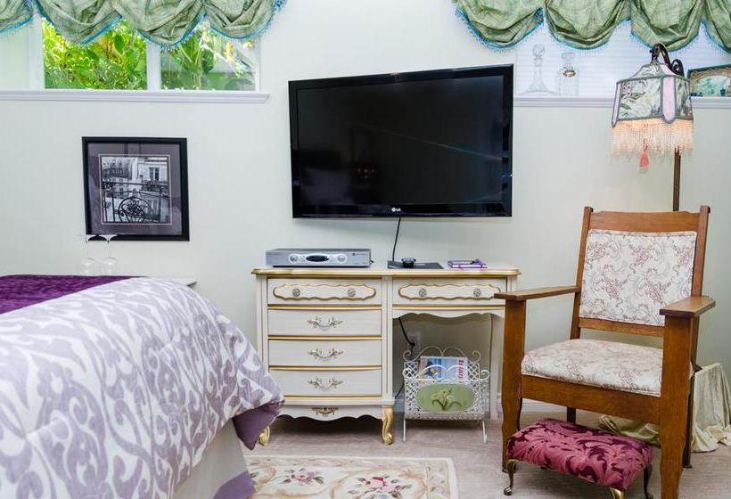 Hotel Seasons Above The Bay Guest Suites And B&b | Duncan | British Columbia | Canada 6