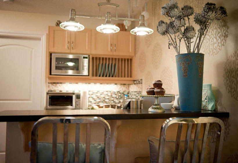 Hotel Seasons Above The Bay Guest Suites And B&b | Duncan | British Columbia | Canada 9