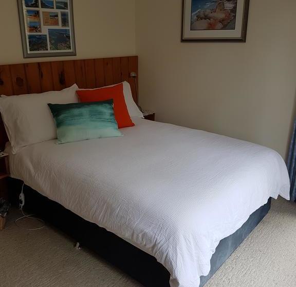 Hotel Bed In The Tree Tops B&b | Forest Hill | Victoria | Australia 6