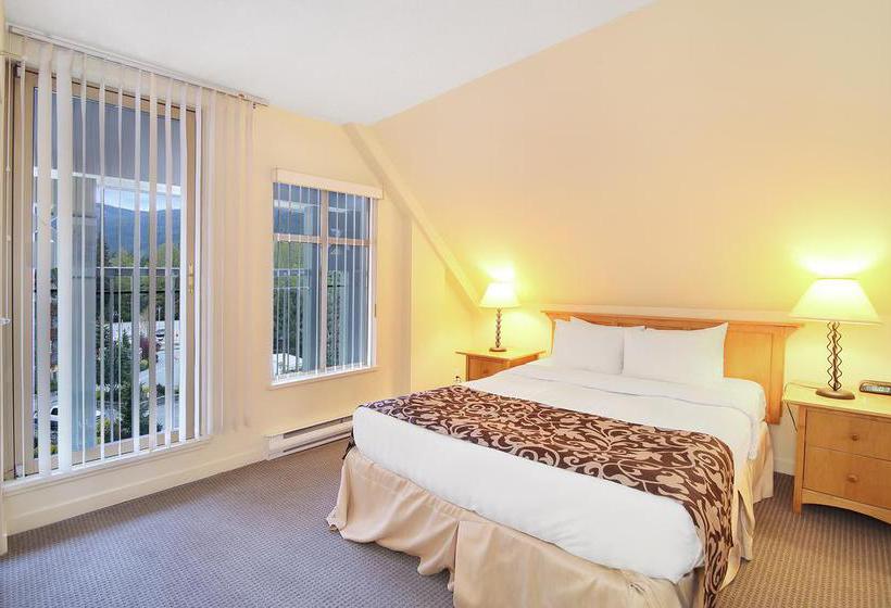 Whistler Village Centre by Whiski Jack Whistler Columbia Británica