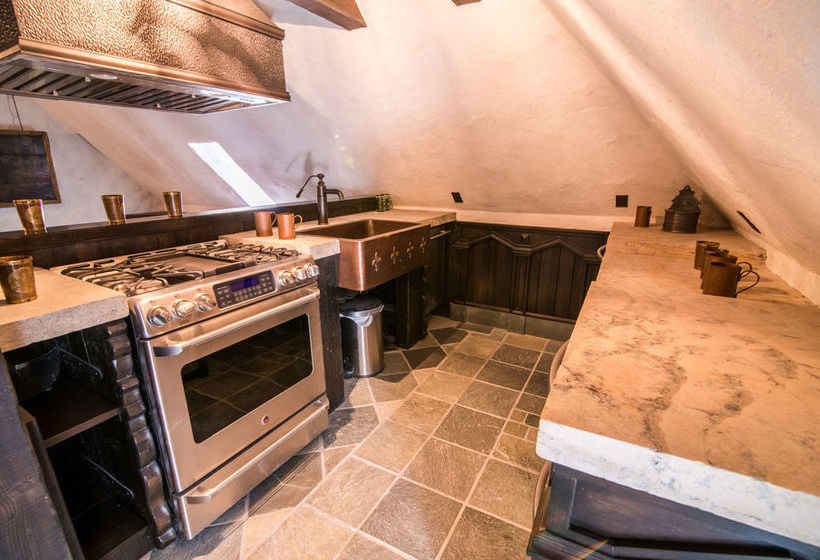 Hotel Stone Hall Castle | Regina | Saskatchewan | Canada 17