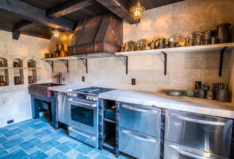 Hotel Stone Hall Castle | Regina | Saskatchewan | Canada 20