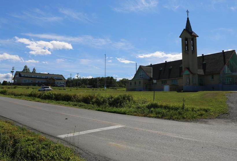 Hostel Auberge De Douglastown | Gaspe | Quebec | Canada 10