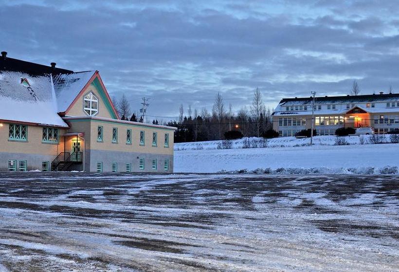 Hostel Auberge De Douglastown | Gaspe | Quebec | Canada 12