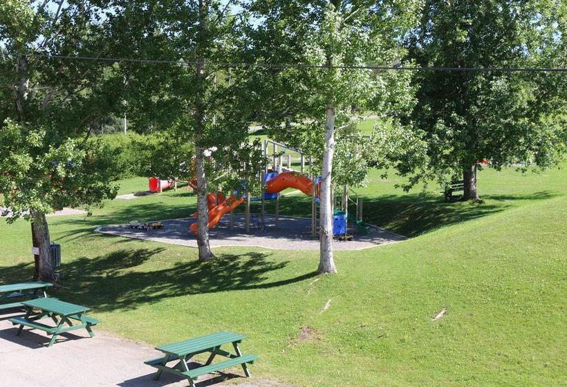 Hostel Auberge De Douglastown | Gaspe | Quebec | Canada 17