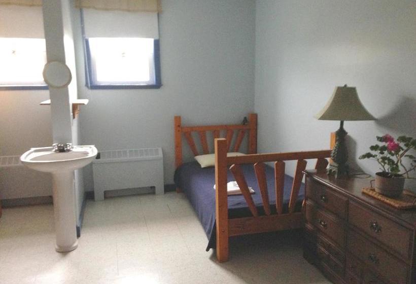 Hostel Auberge De Douglastown | Gaspe | Quebec | Canada 2