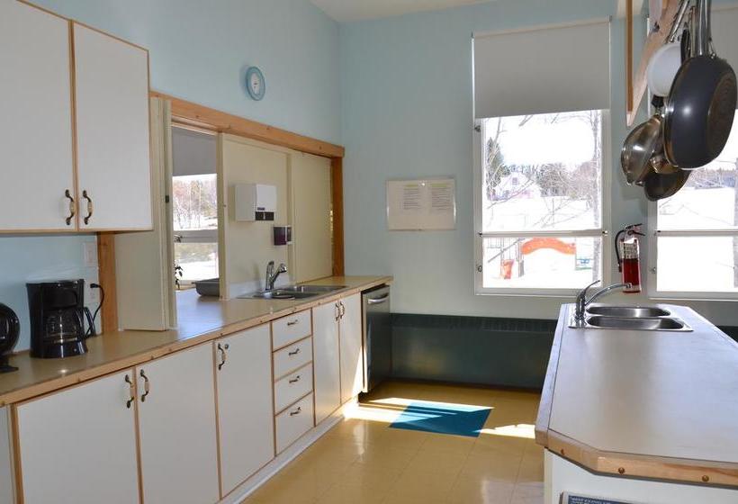 Hostel Auberge De Douglastown | Gaspe | Quebec | Canada 6