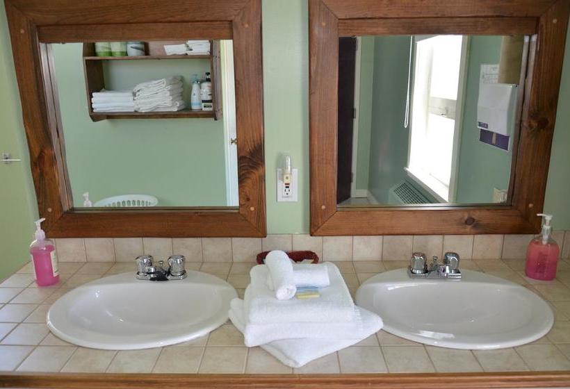 Hostel Auberge De Douglastown | Gaspe | Quebec | Canada 9