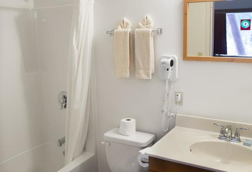 Hotel Northern Rockies Lodge | Muncho Lake | British Columbia | Canada 12