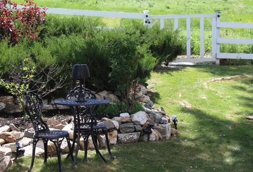 Country Cottage B&b | Vernon | British Columbia | Canada 1