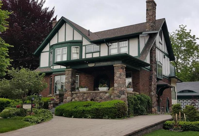 Bed and Breakfast Queens Landing Guest House