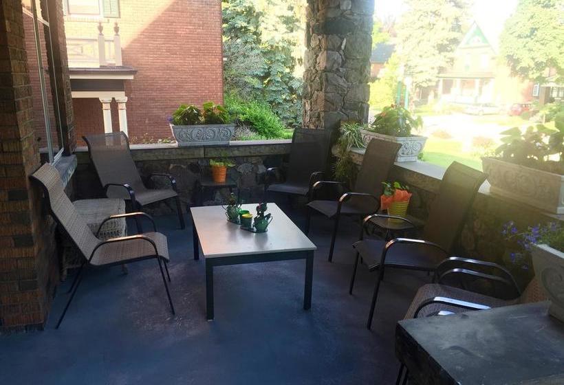 Bed and Breakfast Queens Landing Guest House | Kitchener | Ontario | Canada 1