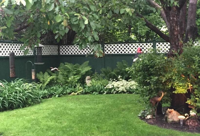 Bed and Breakfast Queens Landing Guest House | Kitchener | Ontario | Canada 10