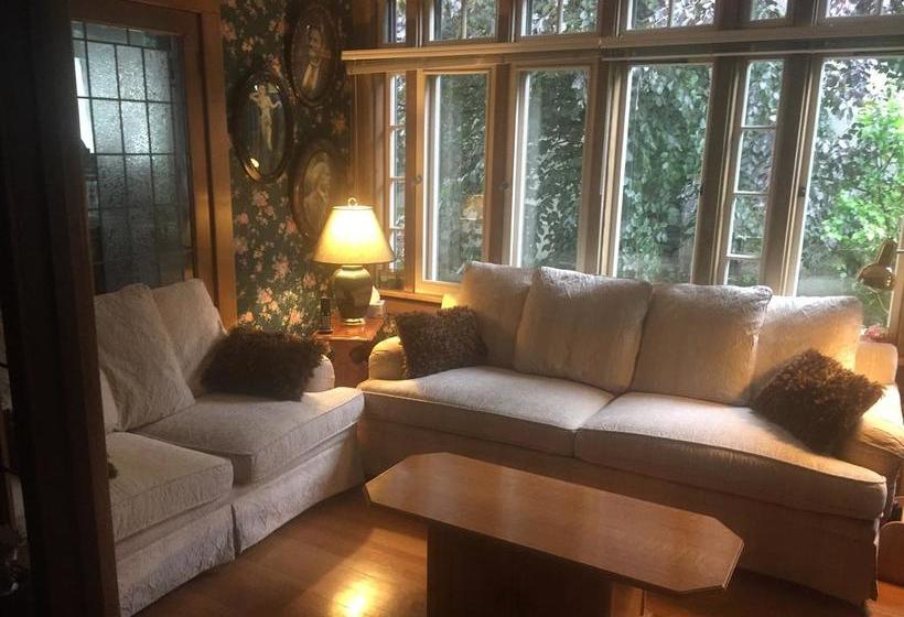 Bed and Breakfast Queens Landing Guest House | Kitchener | Ontario | Canada 11