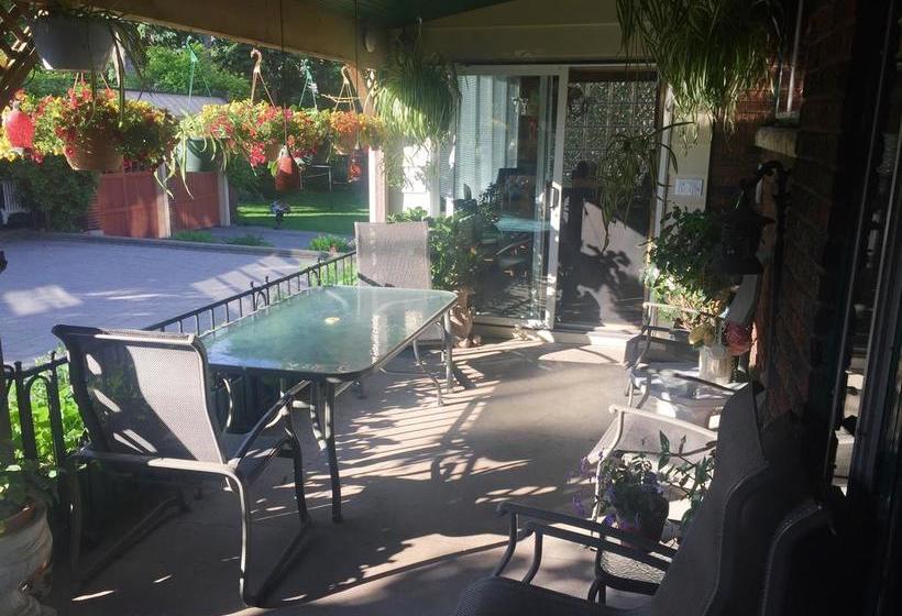 Bed and Breakfast Queens Landing Guest House | Kitchener | Ontario | Canada 13
