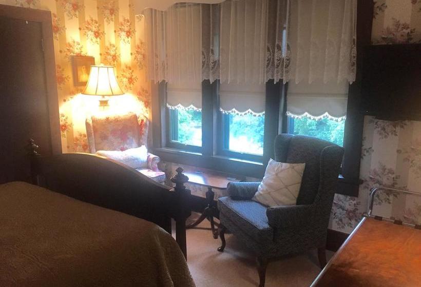 Bed and Breakfast Queens Landing Guest House | Kitchener | Ontario | Canada 17