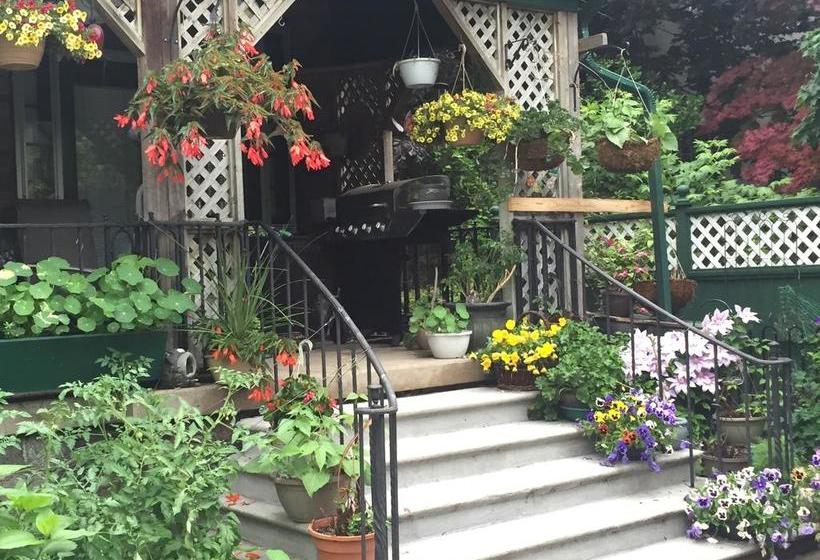 Bed and Breakfast Queens Landing Guest House | Kitchener | Ontario | Canada 2