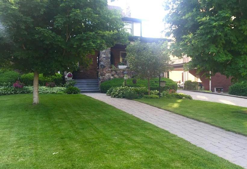 Bed and Breakfast Queens Landing Guest House | Kitchener | Ontario | Canada 20