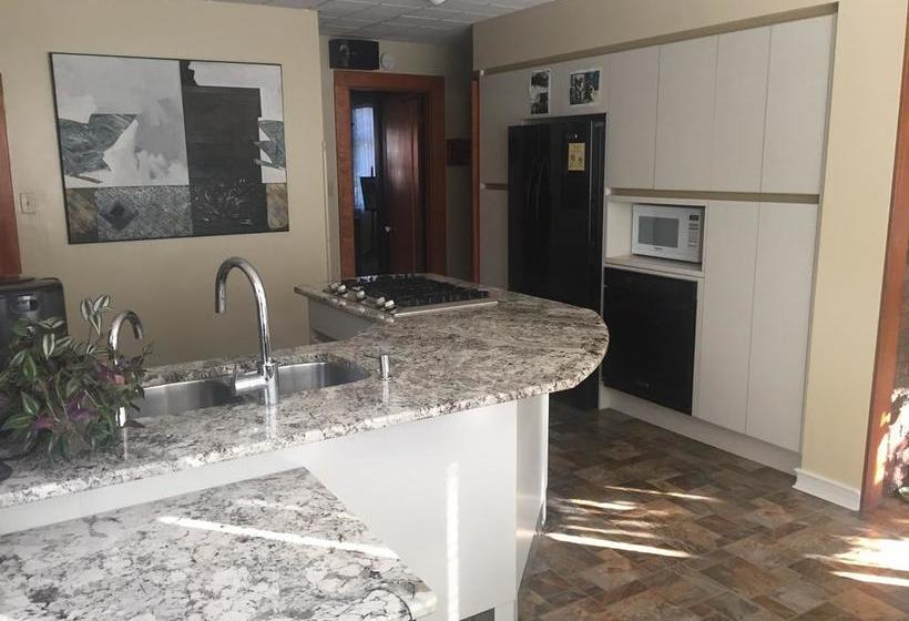 Bed and Breakfast Queens Landing Guest House | Kitchener | Ontario | Canada 3